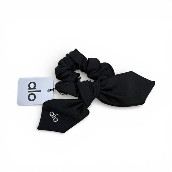 Alo Yoga Accessories - ALO NWT Accolade Scrunchie in Black One Size